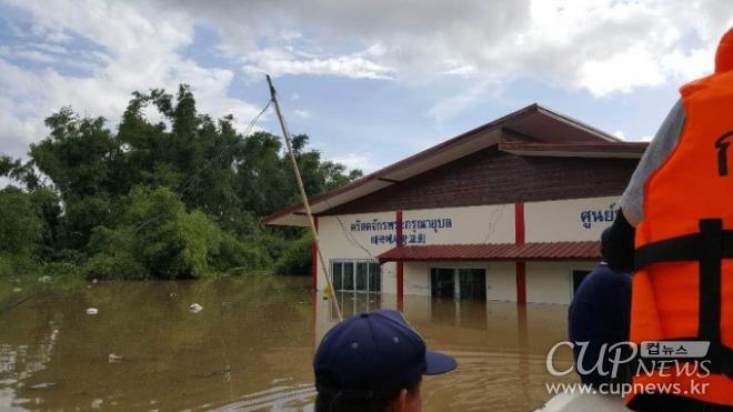 [크기변환][기아대책 보도자료] 국제구호단체 기아대책(회장 유원식)은  태국 북동부 홍수 피해지역에 긴급구호를 진행한다고 밝혔다. 물에 완전히 잠긴 태국예사랑교회의 모습 (1).jpg