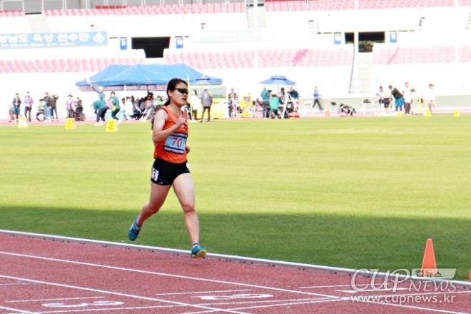 [크기변환]육상 1500M에서 1등으로 들어서는 김진영 선수(21_ 광주).JPG