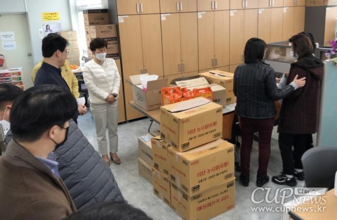 [크기변환][사진1] 부산 새한교회가 주민센터 직원들에게 간식을 전달하고 있다..jpeg
