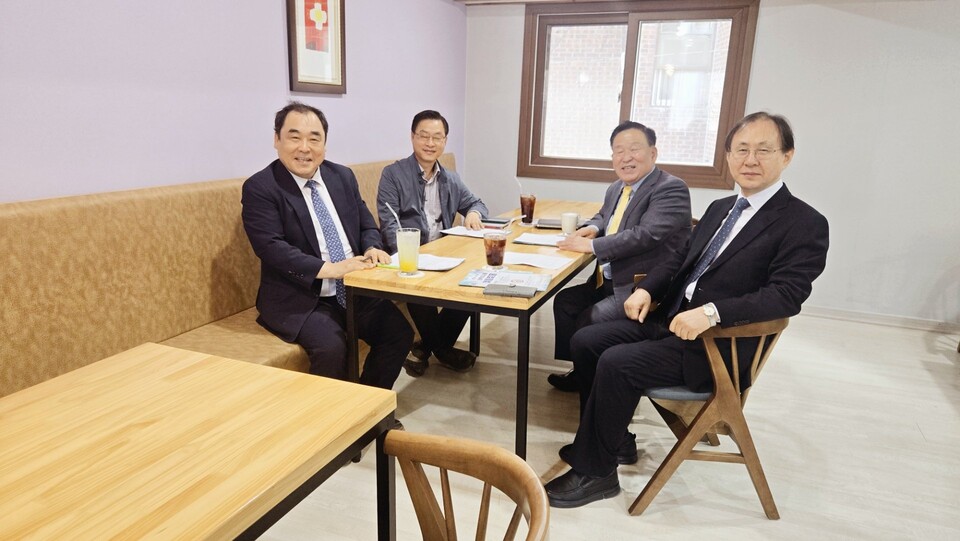 ▲시계방향으로 김철영 목사(세계성시화운동본부 사무총장), 정종욱 목사(태백기독교연합회장), 오대석 목사(태백성시화운동본부장), 김종언 목사(황지교회)